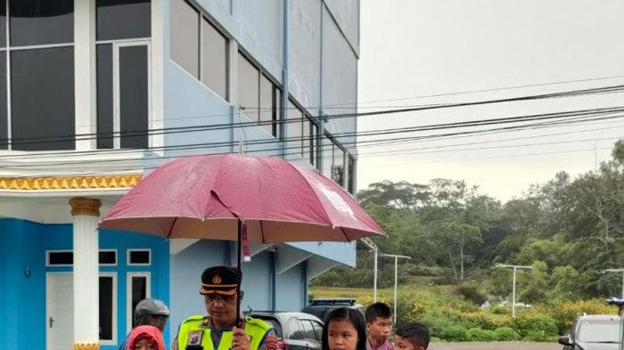Humanis Quick Win Presisi, Kabag Ops Polres Samosir Payungi Anak Sekolah Seperti Anak Sendiri
