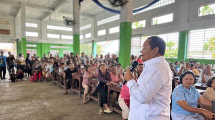 RAPIDIN  membagikan bantuan paket sembako kepada warga, Sabtu (2/5/2026).