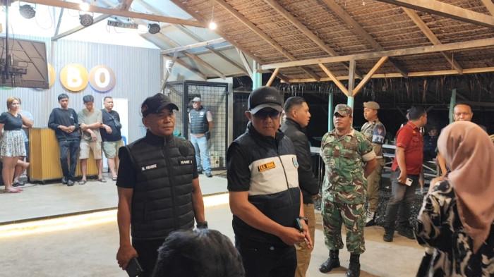 RAZIA - BNN Kota Binjai bersama TNI-Polri serta Satpol PP merazia Cafe Tabo yang beralamat di Jalan Gunung Sibayak, Kelurahan Tanah Merah, Binjai Selatan, Kota Binjai, Sumatera Utara, pada Minggu (5/7) 2026) sekitar pukul 01.30 WIB. 