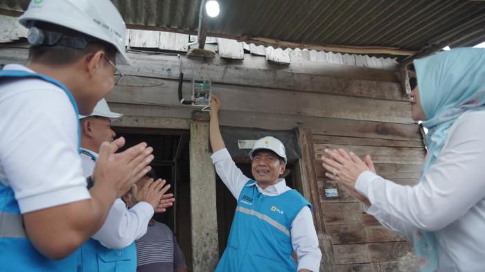 Rayakan HLN ke-80, PLN Hadirkan Cahaya Harapan bagi Keluarga di Tapanuli Tengah
Program “Light Up The Dream” bukti nyata kepedulian pegawai PLN untuk masyarakat kurang mampu