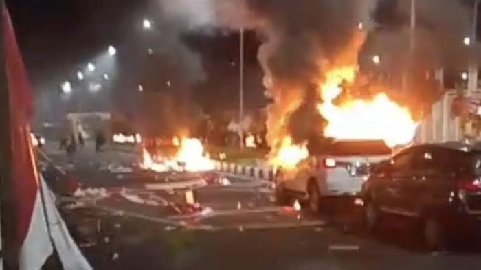 RICUH: Tampak mobil dibakar massa di Depan Stadion Lukas Enembe, Jumat (8/5/2026) malam.