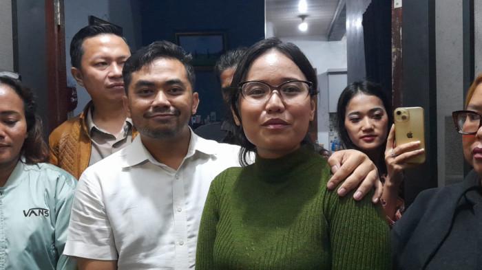 RINDU MASAKAN ISTRI - Amsal Sitepu (baju putih), didampingi sang istri Lovia br Sianipar (baju hijau), saat ditemui di kediamannya di kawasan Kabanjahe, Kabupaten Karo, Selasa (31/3/2026) malam. Bisa pulang ke rumah usai penangguhan penahanan, Amsal mengaku rindu masakan istri.