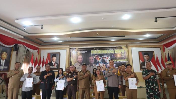 MUSRENBANG PAKPAK BHARAT - Pemerintah Kabupaten (Pemkab) Pakpak Bharat resmi menggelar Musyawarah Perencanaan Pembangunan (Musrenbang) dalam rangka penyusunan Rencana Kerja Pemerintah Daerah (RKPD) Tahun 2027. Kegiatan yang berlangsung di Bale Sada Arih, Salak, pada Selasa (31/03/2026) ini mengusung tema besar mengenai pemanfaatan basis penunjang pertumbuhan ekonomi serta peningkatan kualitas sumber daya manusia (SDM).