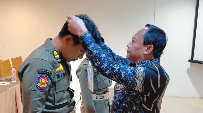 Sekda Deli Serdang, Dedi Maswardy SSos MAP memberi arahan kepada personel Satpol PP Deli Serdang, pada Pemantapan Pelaksanaan Fisik, Mental dan Pengetahuan Anggota Satpol PP Kabupaten Deli Serdang Tahun 2025 di Aula Hotel Thongs'inn, Kecamatan Beringin, Kamis (18/12/2025). Pemantapan fisik, mental dan pengetahuan dilatarbelakangi semakin kompleksnya tantangan dan tugas Satpol PP dalam menjaga ketertiban umum, ketenteraman masyarakat serta menegakkan Perda di tengah dinamika sosial masyarakat yang terus berkembang.