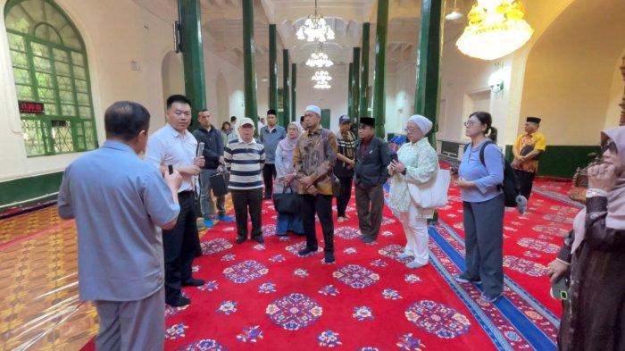 RUANG UTAMA -  Delegasi Sumatera mengunjungi ruang salat  utama Masjid Etigar di sisi barat Alun-alun Id Kah, Kota Kashgar,  wilayah Otonomi Xianjiang, Tiongkok, Selasa (13/05/2026).