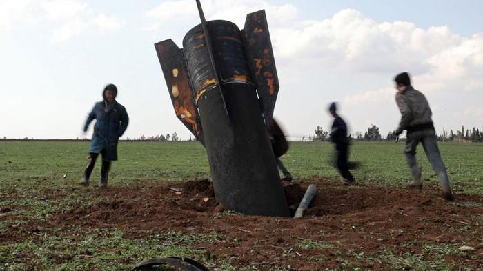 Anak-anak di Suriah bermain mengelilingi rudal Iran yang jatuh tak meledak di Qamishli, Suriah, Kamis (5/3/2026). Negara-negara Teluk menjadi target serangan Iran dalam balasan terhadap Amerika Serikat dan Israel.