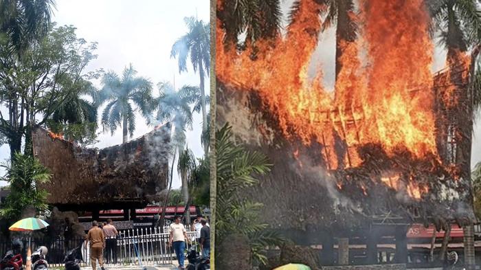 RUMAH ADAT TERBAKAR: Suasana mendadak mencekam di Jalan Sisingamangaraja, Kelurahan Teladan Barat, Kecamatan Medan Kota, Sumatera Utara, pada Senin (22/6/2026) siang. Api berkobar hebat melalap rumah adat Batak yang berdiri sejak tahun 1979 di area monumen Sisingamangaraja XII.