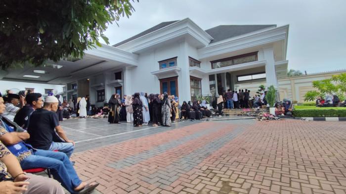 RUMAH DUKA - Suasana rumah duka  Almarhum Ngogesa Sitepu yang berada di Desa Sei Limbat, Kecamatan Selesai, Kabupaten Langkat, Sumatera Utara, Minggu (28/9/2025) pagi. 