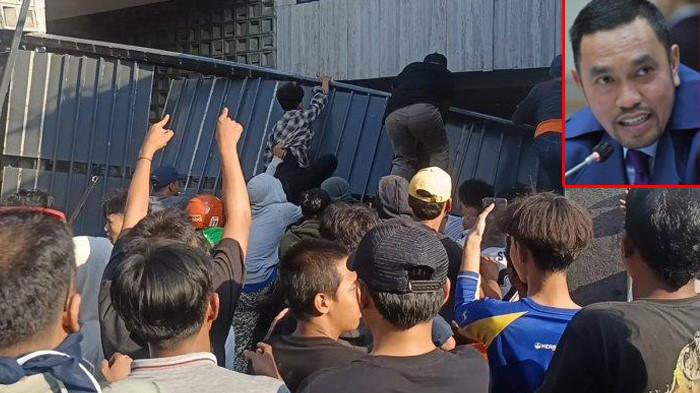 RUMAH AHMAD SAHRONI DIGERUDUK MASSA: Rumah anggota DPR RI sekaligus politikus Partai NasDem Ahmad Sahroni di Tanjung Priok, Jakarta Utara, digeruduk massa pada Sabtu (30/8/2025) sor 