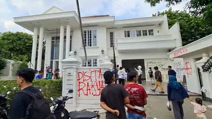 PENJARAHAN - Gelombang Penjarahan Rumah Pejabat Negara oleh Massa, Mulai dari Rumah Ahmad Sahroni, Eko Patrio, Uya Kuya, Nafa Urbach hingga Sri Mulyani.  