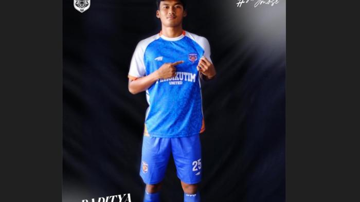 SELEKSI TIMNAS - Raditya Rahardjo, putra dari Asisten Pelatih PSMS Medan, Legimin Rahardjo resmi menerima panggilan seleksi Timnas Indonesia U-20. Radit merupakan pesepakbola yang saat ini memperkuat klub Persikutim United.