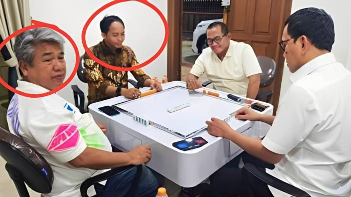MAIN DOMINO- Menteri Kehutanan Raja Juli Antoni santai main domino dengan eks tersangka pembalakan liar Azis Wellang. Foto ini kemudian viral di media sosial dan menjadi sorotan warganet.