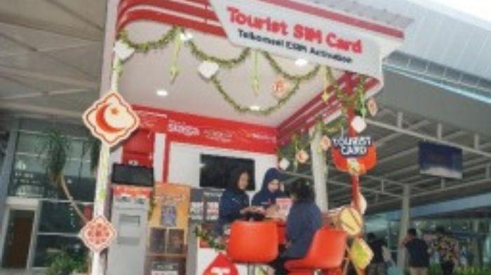 Telkomsel juga menyiagakan Posko Layanan di Bandara Internasional Kualanamu, Deli
Serdang, sebagai salah satu pusat transportasi yang ramai dikunjungi pada periode mudik
lebaran. Posko ini melayani berbagai kebutuhan komunikasi digital untuk memberikan
kenyamanan silahturahmi bagi pelanggan selama momen Hari Raya Idulfitri tahun ini.