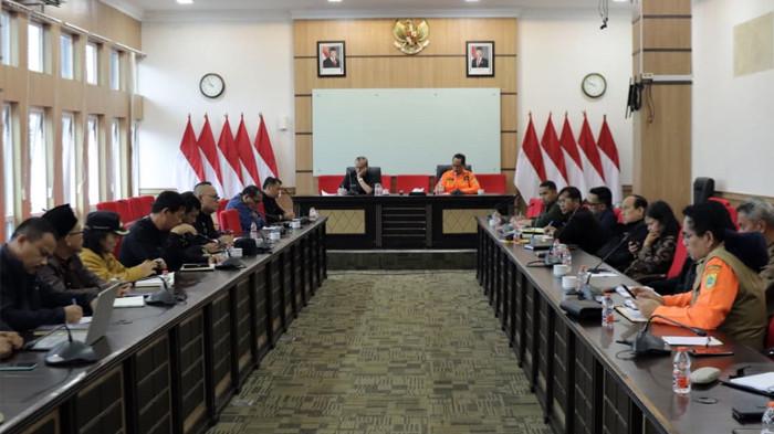 Wakil Bupati Pakpak Bharat, H. Mutsyuhito Solin, Dr., M.Pd, memimpin rapat koordinasi penanggulangan bencana di Ruang Rapat Garuda, Kantor Bupati Pakpak Bharat, Kamis (27/11/2025). Dalam rapat tersebut, para camat melaporkan kondisi bencana alam di wilayah masing-masing.(Diskominfo Pakpak Bharat)