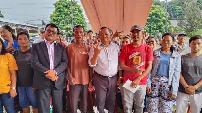 Rapidin Simbolon bersama petani penerima bantuan benih jagung super P32