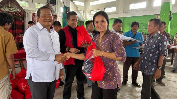 Rapidin Simbolon menyerahkan bantuan kebutuhan pokok di aek nabara