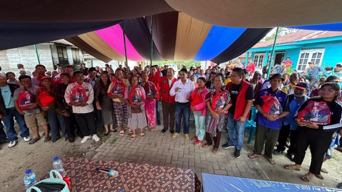 Ketua DPD PDI Perjuangan Sumut sekaligus Anggota Komisi XIII DPR RI Drs Rapidin Simbolon MM menyerahkan paket sembako kepada warga saat kunjungan di Lumban Bulu, Desa Motung, Kecamatan Ajibata, Kabupaten Toba, Rabu (29/4/2026). Dalam pertemuan itu, warga menyampaikan keluhan soal krisis air bersih, lahan, hingga program MBG. Rapidin memastikan pembangunan sumur bor baru segera direalisasikan.