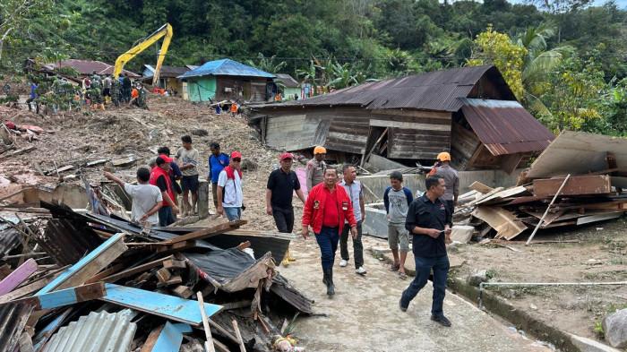 Rapidin menentukan langkah pemulihan. Adian Koting, Taput, 2 Desember 2025.