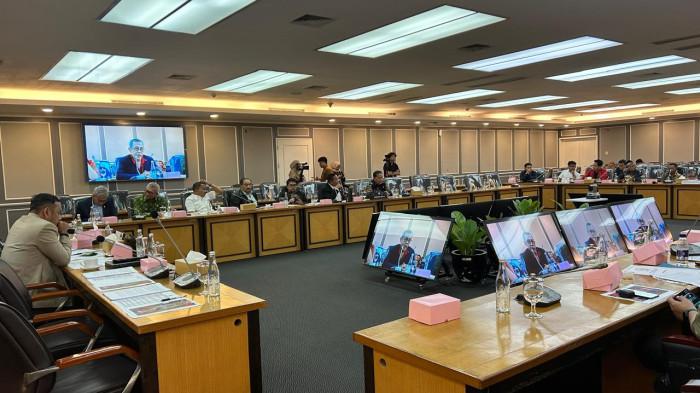 Rapidin menyampaikan pandangan dalam RDP konflik padang halaban Labura