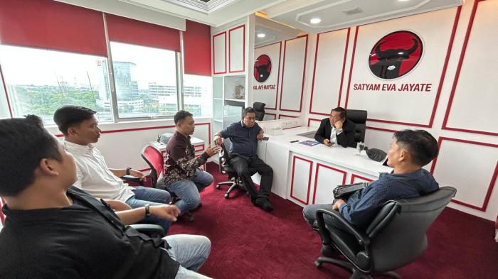 Anggota Komisi XIII DPR RI, Rapidin Simbolon, menerima perwakilan petani Padang Halaban di ruang kerjanya Kompleks DPR RI, Jakarta yang diampingi DPC PDIP Labura, Rabu (18/2/2026). Pertemuan tersebut membahas nasib ratusan kepala keluarga yang terdampak penggusuran dan memperjuangkan penanganan dugaan pelanggaran HAM atas konflik lahan di Labuhanbatu Utara, Sumatera Utara.