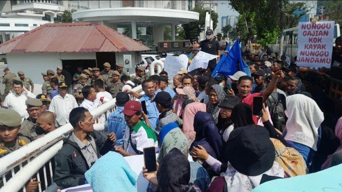 Ratusan Karyawan PT PSU Geruduk Kantor Gubernur Sumut, Tuntut Gaji Tak Dibayar Selama 2 Bulan