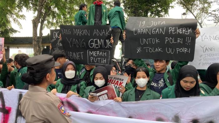 UNJUK RASA - Ratusan mahasiswa berunjukrasa di depan gedung DPRD Sumut, Jalan Imam Bonjol, Medan, Senin (15/5/2026). Dengan spanduk, nereka mengkritik makan bergizi gratis (MBG) untuk anak-anak, tetapi yang gemuk justru Kabinet Merah Putih.
