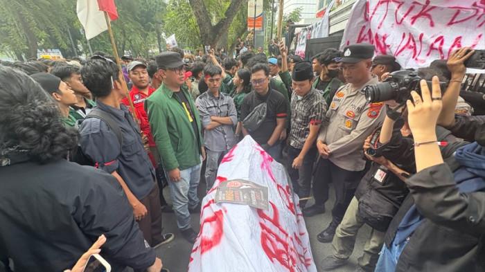 MAHASISWA UNJUK RASA - Ratusan mahasiswa yang tergabung dalam Badan Eksekutif Mahasiswa Universitas Sumatera Utara (BEM USU) menggelar aksi unjuk rasa di depan Gedung DPRD Sumatera Utara, Senin (15/6/2026).