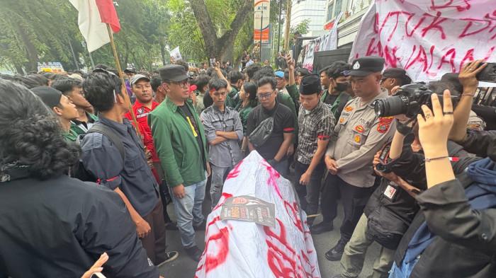 Ratusan mahasiswa yang tergabung dalam Badan Eksekutif Mahasiswa Universitas Sumatera Utara (BEM USU) menggelar aksi unjuk rasa di depan Gedung DPRD Sumatera Utara, Senin (15/6/2026). (Tribun Medan Anisa)