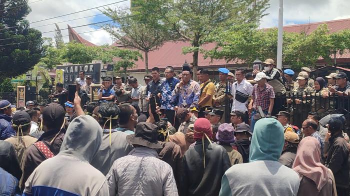 Ratusan massa aksi yang berasal dari Desa Parbuluan VI menggeruduk Kantor DPRD dan Bupati Dairi, Kamis (18/9/2025) lalu. Massa yang menolak kehadiran PT Gruti itu meminta agar pemerintah Kabupaten Dairi agar segera mencopot Kepala Desa Parbuluan VI, serta melakukan audit kepada BUMDes Parbuluan VI.