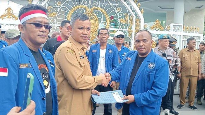 BREAKING NEWS Ratusan Buruh Demo di Kantor Gubsu Tuntut Pemerintah Cabut PP No 56 tentang PPh