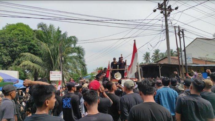 BREAKING NEWS: Akses Jalan Menuju Tol Diblokade Masyarakat akibat Jalan Tak Kunjung Diperbaiki