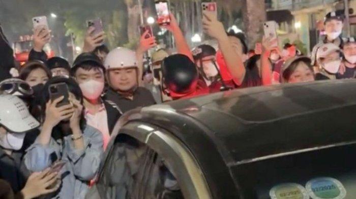 Istri Ngamuk Lempari Mobil Suami Bersama Pelakor Wanita Muda, Dipermalukan di Keramaian