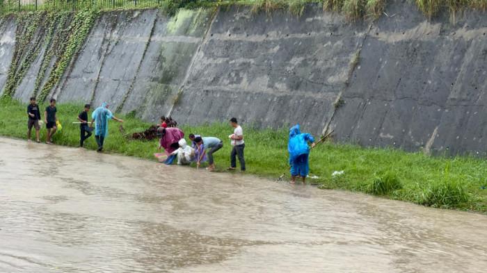 Ratusan warga di kawasan Kanal Marendal Jalan STN Ujung memanfaatkannya banjir