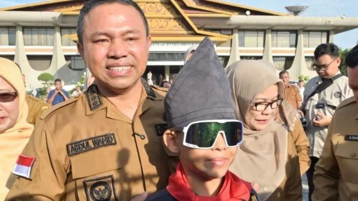 FOTO BERSAMA- Penari pacu jalur, Rayyan Arkan Dhika saat foto bersama Gubernur Riau, Abdul Wahid.