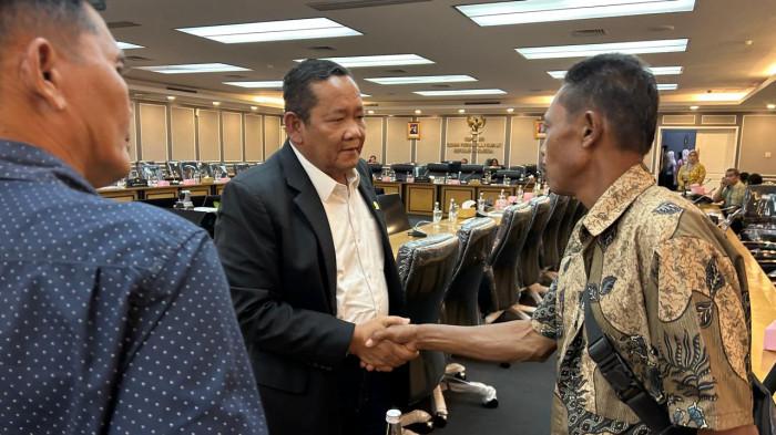 Teks Foto:

Anggota Komisi XIII DPR RI, Drs Rapidin Simbolon MM, menyalami perwakilan petani Padang Halaban seusai Rapat Dengar Pendapat di Gedung DPR RI, Jakarta, Rabu (18/2/2026). Pertemuan itu membahas dugaan pelanggaran HAM dan penggusuran ratusan kepala keluarga dari lahan seluas 83 hektare di Labuhanbatu Utara, Sumatera Utara.