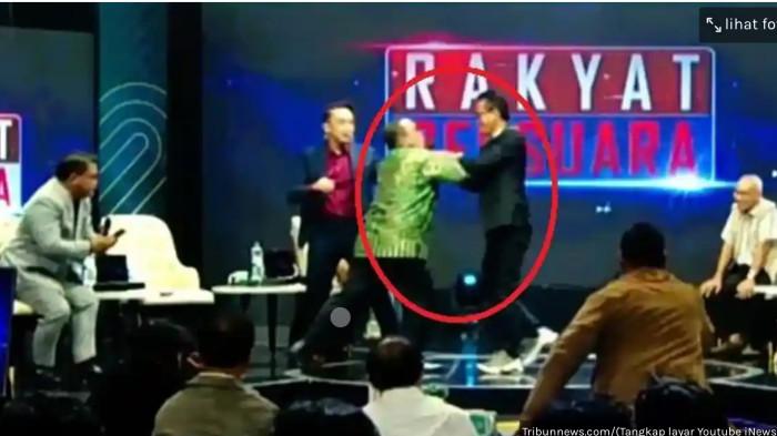 NYARIS ADU JOTOS - Pakar hukum tata negara Refly Harun dan kuasa hukum Rismon Sianipar, Jahmada Girsang nyaris terlibat adu fisik dalam program perdebatan di iNews TV, Selasa (21/4/2026) malam.