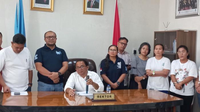 DIPECAT - Rektor Universitas HKBP Nommensen Pematangsiantar Muktar BPanjaitan didampingi Wakil Rektor dan para dosen saat gelar konferensi pers di ruangan Rektor, Kampus Nommensen di Jalan Sangnaualuh, Kota Pematangsiantar, Sumatera Utara, Sabtu (7/3/2026). Mereka umumkan pecat Dosen RP (KOMPAS.COM/TEGUH PRIBADI)