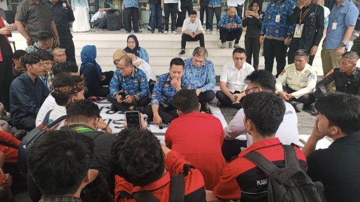 Tak Puas dengan Jawaban Rektor, Mahasiswa Aksi Janji akan Terus Bergerak Sampai Menang