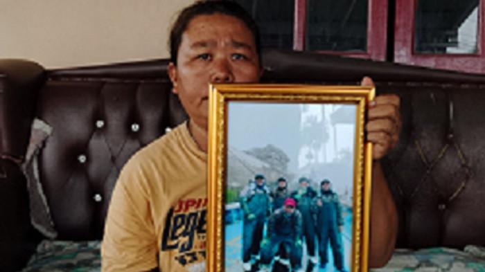 KOPER PMI RUSAK - Orangtua almarhum Reza Valentino Simamora, Pekerja Migran Indonesia (PMI) yang tewas di Korea Selatan pada September 2025 lalu, histeris melihat koper anaknya rusak usai tiba di Medan, Rabu (15/4/2026). Setelah diterima pihak keluarga,dua unit telepon seluler milik korban tak ditemukan. (TRIBUN MEDAN/Istimewa)