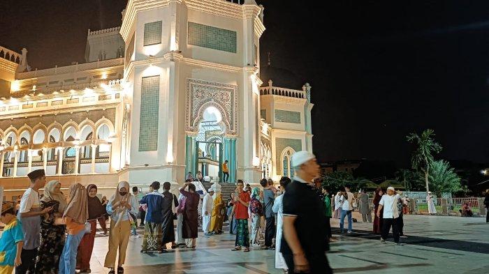 SUASANA Salat Tarawih Pertama di Masjid Raya Medan, Ribuan Jamaah Padati Masjid