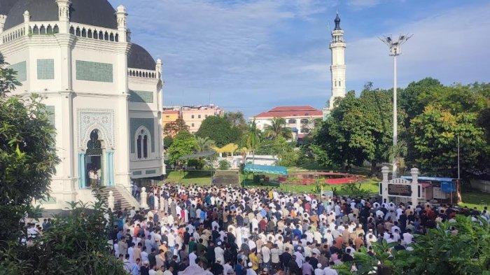 SALAT IDUL ADHA: Ribuan masyarakat Medan mengggelar salat Idul Adha di Masjid Raya Al-Mashun Medan, Jumat (6/5/2025). Pelaksanaan salat dilakukan pada pukul 07.40 WIB.  (Tribun Medan/Anisa)