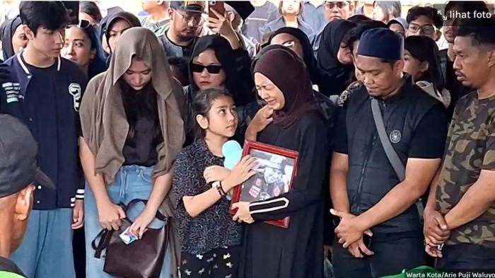 ISTRI GARY HISTERIS - Richa Novisha, istri Gary Iskak menangis histeris usai pemakaman suami di TPU Tanah Kusir, Jakarta Selatan, Sabtu (29/11/2025) sore. Gary Iskak menghembuskan nafas terakhir di RS Suyoto, Jakarta Selatan, Sabtu pagi sekitar pukul 09.00 WIB usai motor RX King yang dikendarainya mengalami kecelakaan tunggal di Jalan Kesehatan, Bintaro Jakarta Selatan.