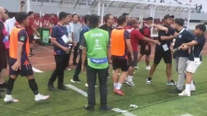 RICUH - Kericuhan yang terjadi usai laga Sumsel United vs PSMS Medan di Stadion Gelora Sriwijaya Jakabaring pada Senin (24/11/2025). Manajemen PSMS Medan menyatakan kekecewaannya usai Komdis PSSI hanya memberikan denda Rp. 20 juta terhadap panpel Sumsel United.