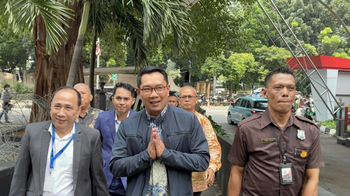 DATANGI KPK - Mantan Gubernur Jawa Barat Ridwan Kamil tiba di Gedung Merah Putih Komisi Pemberantasan Korupsi (KPK), Jakarta, Selasa (2/12/2025). 