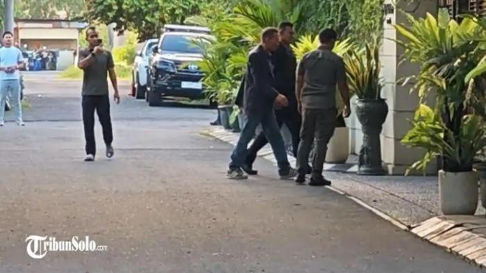 RISMON TEMUI JOKOWI - Ahli digital forensik Rismon Sianipar mendatangi rumah Presiden ke-7 Indonesia, Joko Widodo (Jokowi), di Sumber, Solo, Rabu (12/3) sore.