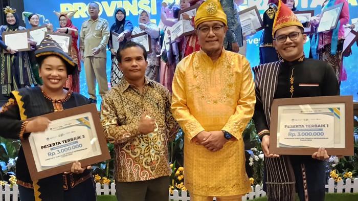 Romulus dan Lasma menerima penghargaan langsung dari Kepala BBGTK