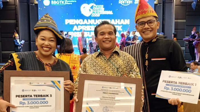 Romulus dan Lasma menerima penghargaan