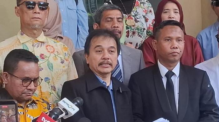 KASUS IJAZAH JOKOWI - Tersangka kasus ijazah palsu Presiden ke-7 RI Joko Widodo, Roy Suryo merespons soal video Rismon Hasiholan Sianipar yang menuduh Wakil Presiden ke-10 dan ke-12 Jusuf Kalla (JK) sebagai bohir. Hal itu disampaikan di Mapolda Metro Jaya, Jakarta Selatan, Kamis (9/4/2026).