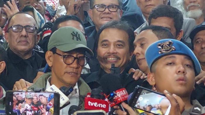 TAK DITAHAN - Roy Suryo tersenyum usai menjalani pemeriksaan perdana sebagai tersangka dalam kasus ijazah Jokowi, di Polda Metro Jaya, Kamis (13/11/2025). Roy Suryo bersama Rismo Sianipar dan Tifauzia Tyassuma atau Dokter Tifa tidak ditahan.