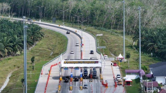 TOL KISARAN: Ruas gerbang tol di H+4 hari raya Idul Fitri 1446 hijriah/2025 terpantau sepi. Tak tampak tumpukan kendaraan di arus balik, Sabtu (5/4/2025), bahkan menurut Ari Wibowo, Branch Manager Ruas Tol Kisaran - Indrapura Hutama Karya, adanya penurunan dari volume kendaraan saat mudik 2024 lalu. (Alif Alqadri Harahap/tribun-medan.com)